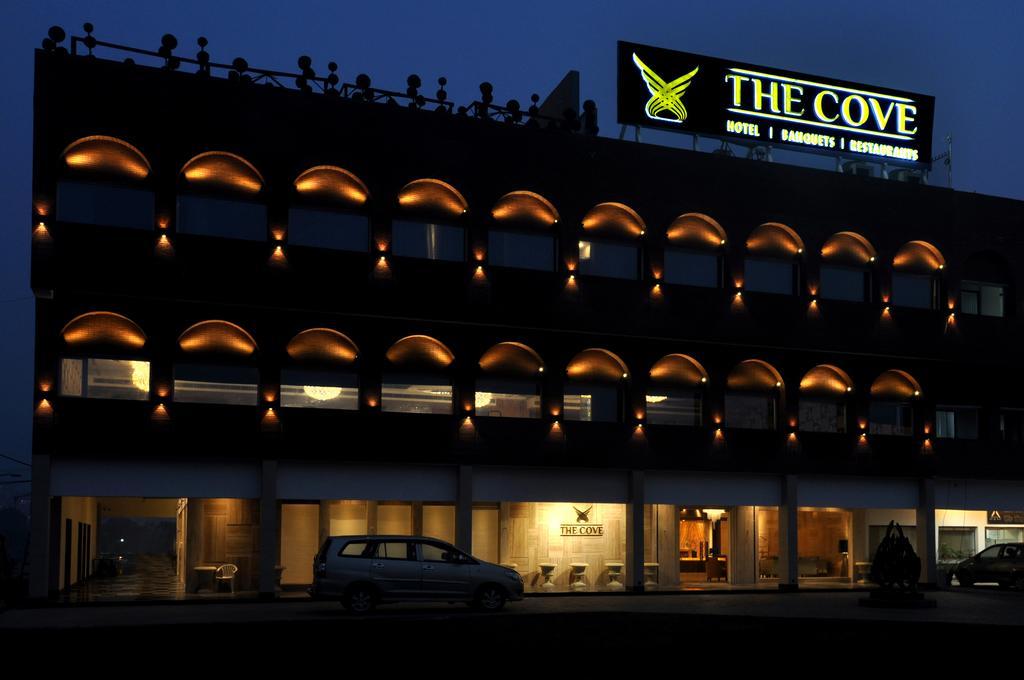 The Cove Hotel Panchkula Exterior photo